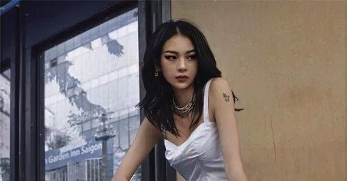 Phối đồ với chân váy caro Phối đồ với chân váy caro
