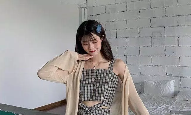 Phối đồ với chân váy caro Phối đồ với chân váy caro