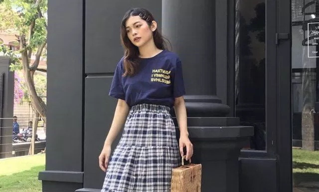 Áo thun phối chân váy caro Áo thun phối chân váy caro