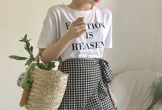 Áo thun phối chân váy caro Áo thun phối chân váy caro