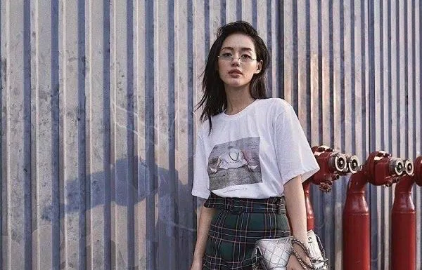 Áo thun phối chân váy caro Áo thun phối chân váy caro