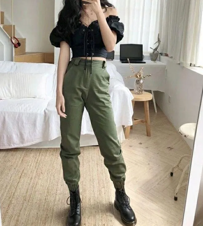 Áo trễ vai với quần jogger Áo trễ vai với quần jogger