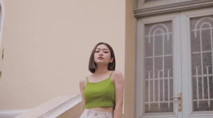 Áo hai dây phối quần jogger Áo hai dây phối quần jogger