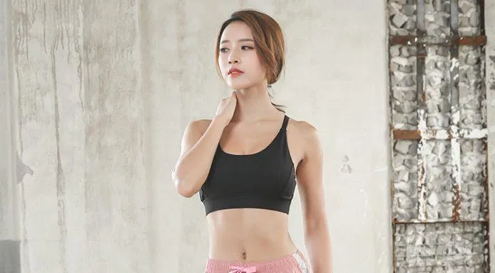 Áo hai dây phối quần jogger Áo hai dây phối quần jogger