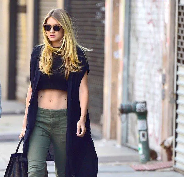 Áo croptop phối quần jogger Áo croptop phối quần jogger