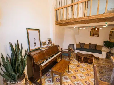 Phòng khách mang nét cổ kính, cổ xưa tại Dalat Lacasa Homestay II Phòng khách mang nét cổ kính, cổ xưa tại Dalat Lacasa Homestay II