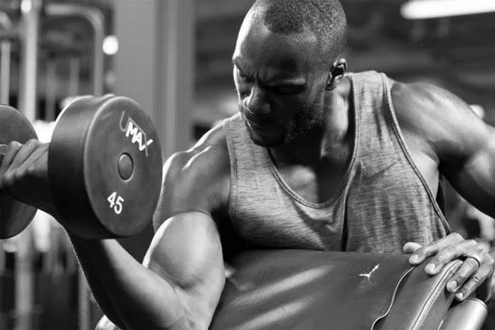 Bài tập tay trước Preacher Curls.
