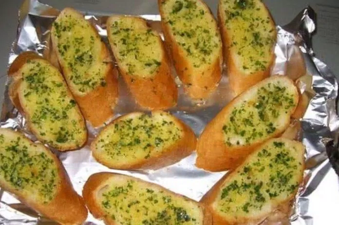 Quét hỗn hợp bơ tỏi lên trên bánh mì ( nguồn: internet )