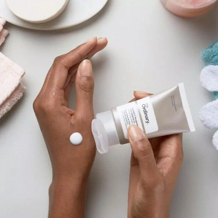 Các nàng cần hết sức lưu ý khi sử dụng serum vitamin C là thoa kem chống nắng đầy đủ, che chắn, bảo vệ làn da cẩn thận khi đi ra ngoài. (Ảnh: Internet) Các nàng cần hết sức lưu ý khi sử dụng serum vitamin C là thoa kem chống nắng đầy đủ, che chắn, bảo vệ làn da cẩn thận khi đi ra ngoài. (Ảnh: Internet)