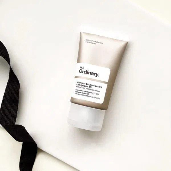 Mức giá vô cùng bình dân, chỉ khoảng 180,000 VND cho một tuýp serum vitamin C The Ordinary, phù hợp sử dụng cho cả học sinh, sinh viên. (Ảnh: Internet) Mức giá vô cùng bình dân, chỉ khoảng 180,000 VND cho một tuýp serum vitamin C The Ordinary, phù hợp sử dụng cho cả học sinh, sinh viên. (Ảnh: Internet)