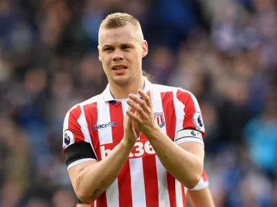 Ryan Shawcross là "hung thần" của làng túc cầu. Ryan Shawcross là "hung thần" của làng túc cầu