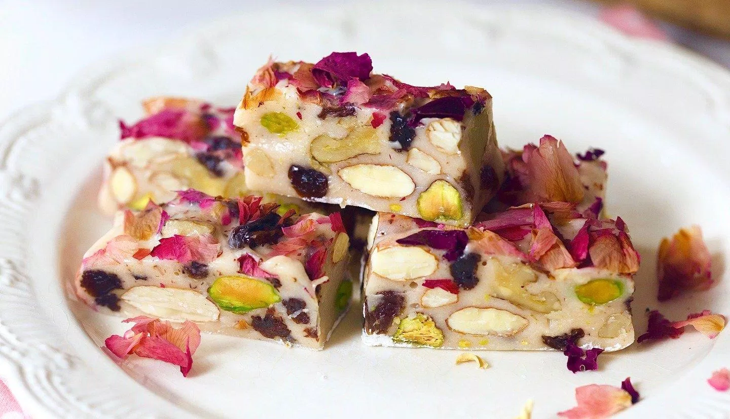 Kẹo nougat hoa hồng (Nguồn: Savoury Days)