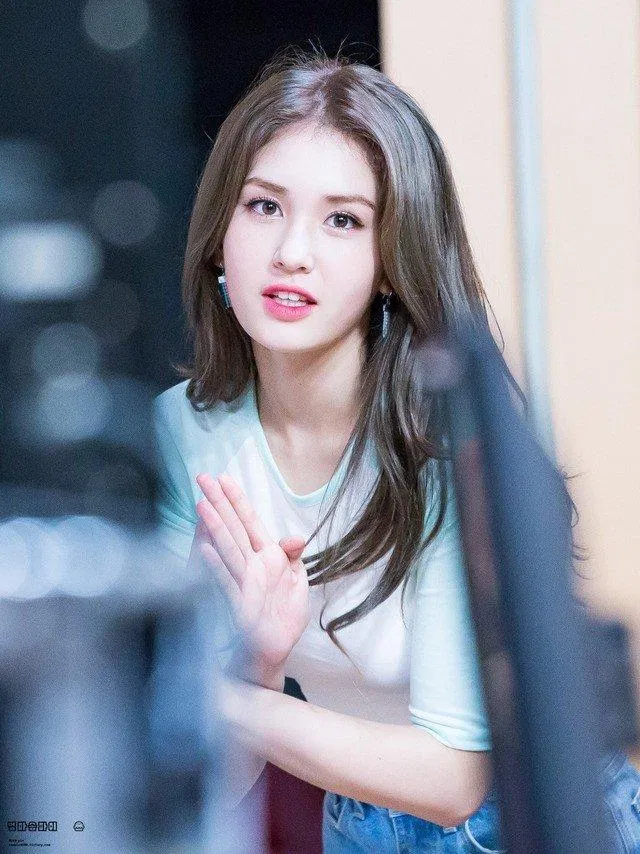 Somi luôn được mệnh danh là "nữ thần" visual của KPOP somi face