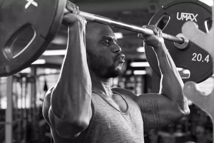 Standing Barbell Presses là bài tập vai trong tư thế đứng.