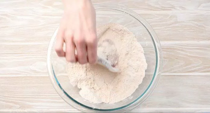 Tẩm bột cho bít tết lần 1. (Nguồn: recipegirl) Tẩm bột cho bít tết lần 1. (Nguồn: recipegirl)