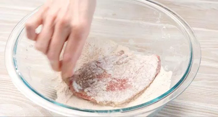 Nhúng bít tết vào bột lần 2. (Nguồn: recipegirl) Nhúng bít tết vào bột lần 2. (Nguồn: recipegirl)