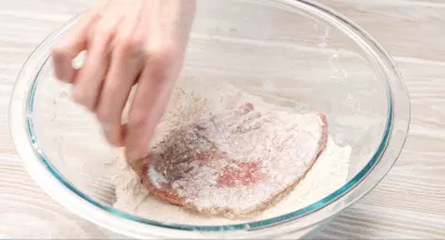 Nhúng bít tết vào bột lần 2. (Nguồn: recipegirl) Nhúng bít tết vào bột lần 2. (Nguồn: recipegirl)