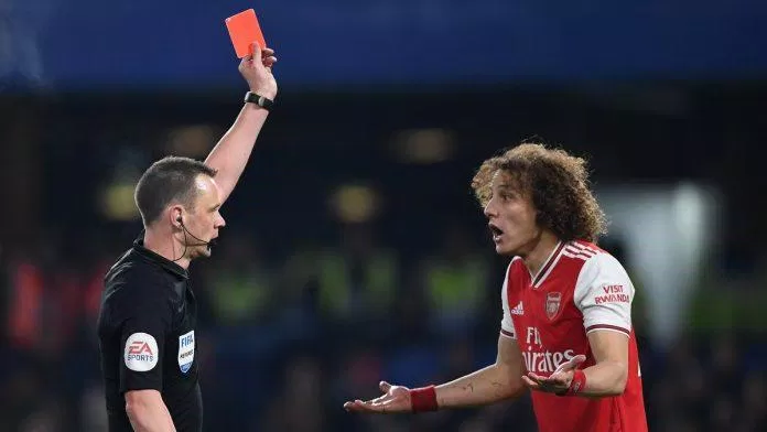 Thẻ đỏ đầu tiên tại Arsenal của David Luiz