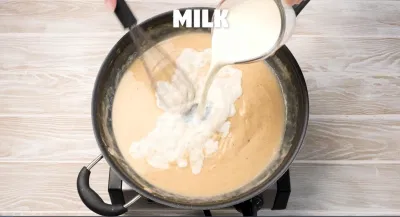Thêm sữa tươi vào hỗn hợp. (Nguồn: recipegirl) Thêm sữa tươi vào hỗn hợp. (Nguồn: recipegirl)
