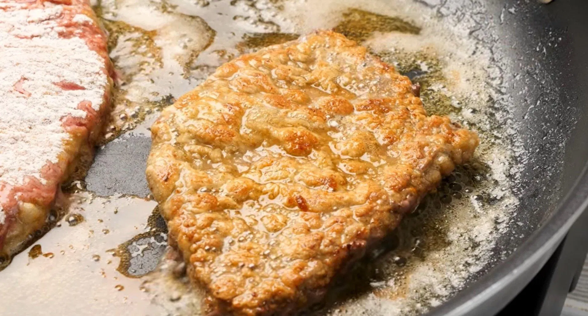 Chiên đến khi bít tết có màu vàng ươm là được. (Nguồn: recipegirl) Chiên đến khi bít tết có màu vàng ươm là được. (Nguồn: recipegirl)