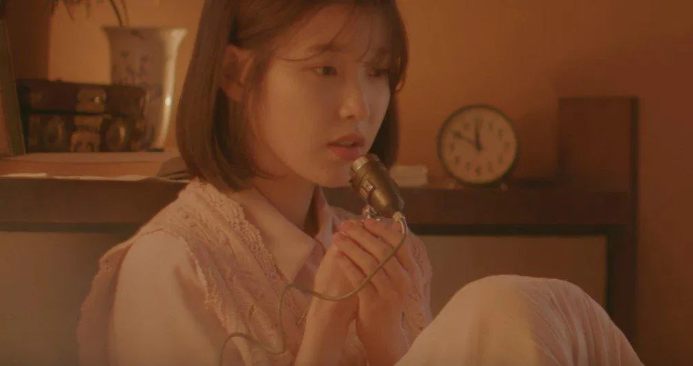 IU chia sẻ That’s Okay của D.O. là bài hát đầu tiên làm mình khóc trong suốt 10 năm