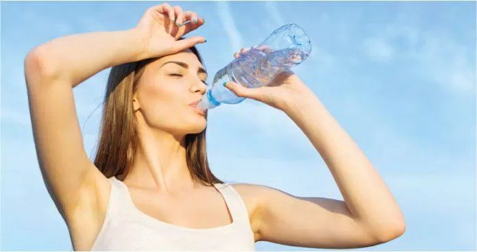 Thường xuyên khát nước quá mức là dấu hiệu cảnh báo cơ thể bạn đang không ổn (Nguồn: Internet)