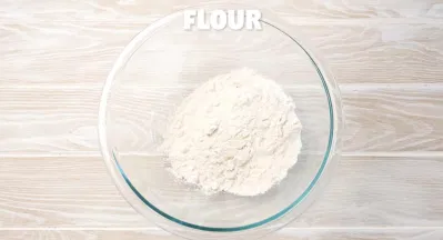 Trộn bột cho lớp áo bít tết. (Nguồn: recipegirl) Trộn bột cho lớp áo bít tết. (Nguồn: recipegirl)