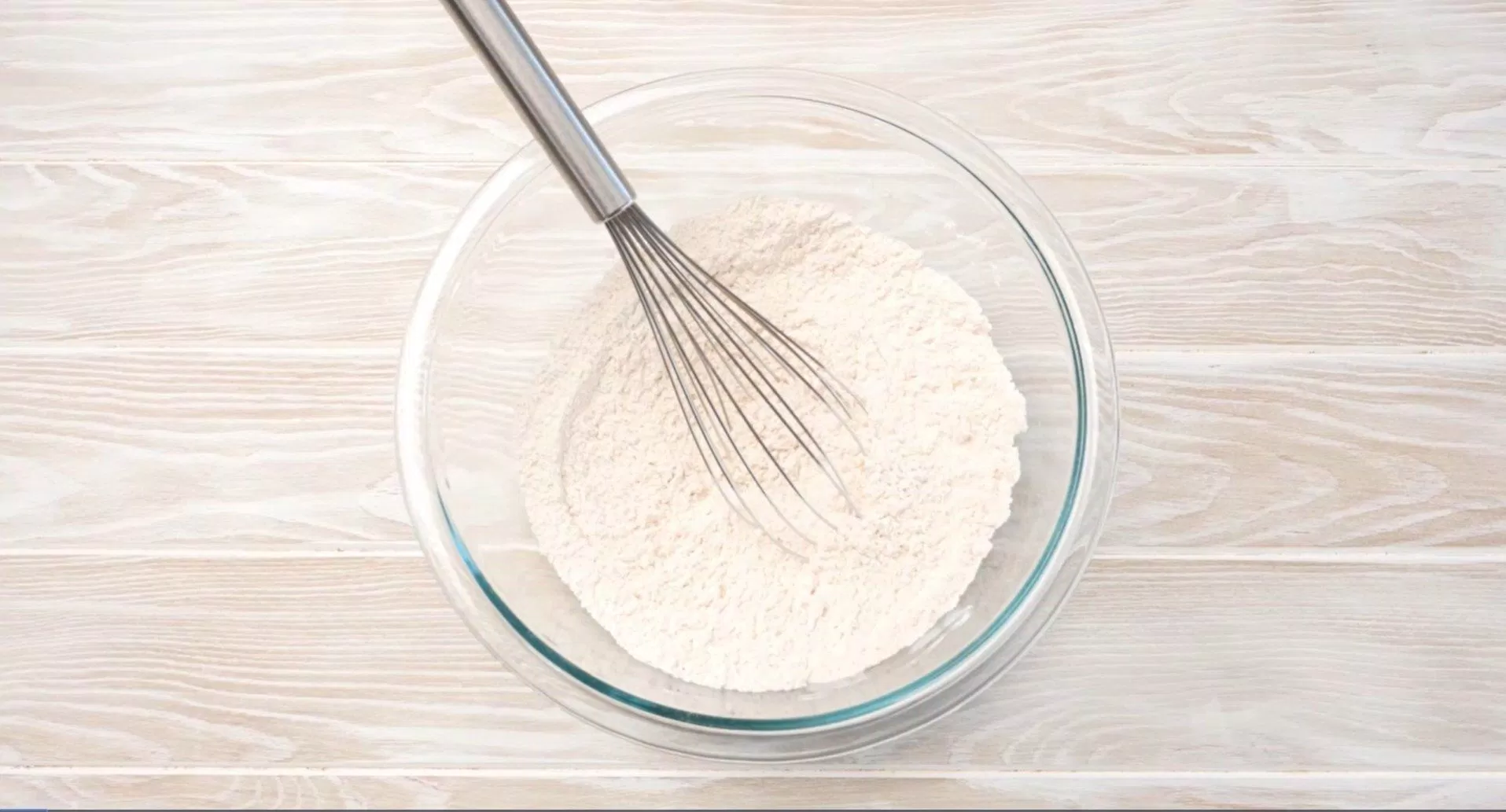 Trộn đều hỗn hợp bột lại với nhau. (Nguồn: recipegirl) Trộn đều hỗn hợp bột lại với nhau. (Nguồn: recipegirl)