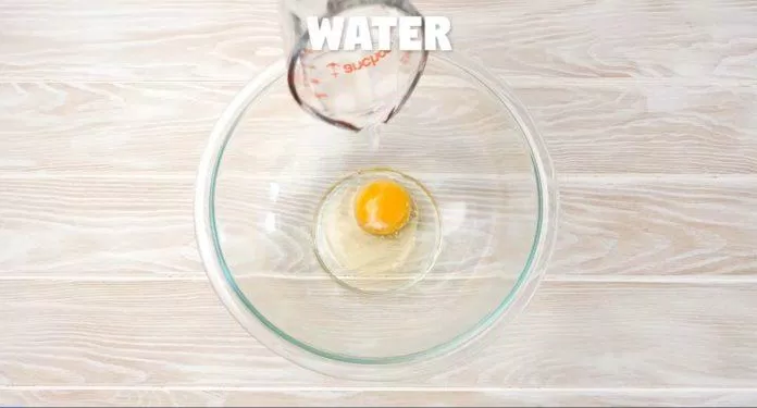 Trứng gà và nước lọc dùng làm lớp áo nhúng bít tết. (Nguồn: recipegirl)