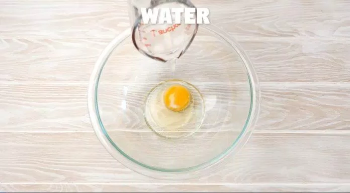 Trứng gà và nước lọc dùng làm lớp áo nhúng bít tết. (Nguồn: recipegirl)