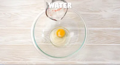 Trứng gà và nước lọc dùng làm lớp áo nhúng bít tết. (Nguồn: recipegirl) Trứng gà và nước lọc dùng làm lớp áo nhúng bít tết. (Nguồn: recipegirl)