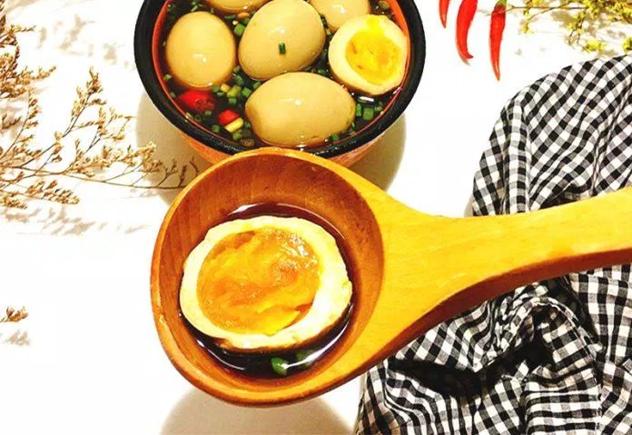 https://bloganchoi.com/wp-content/uploads/2020/04/trung-hong-dao-ngam-tuong.jpg Trứng hồng đào ngâm nước tương