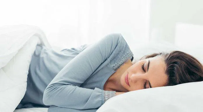 Tư thế ngủ sai có thể gây đau vai.