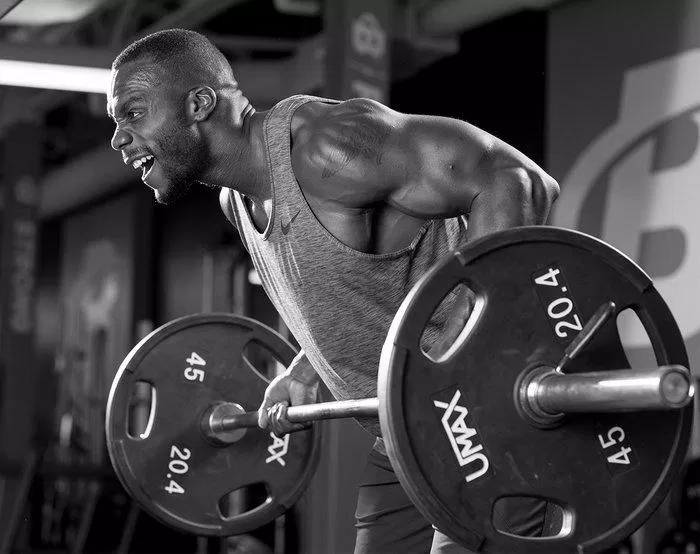 Underhand Barbell Row kéo lưng với tay cầm mở.