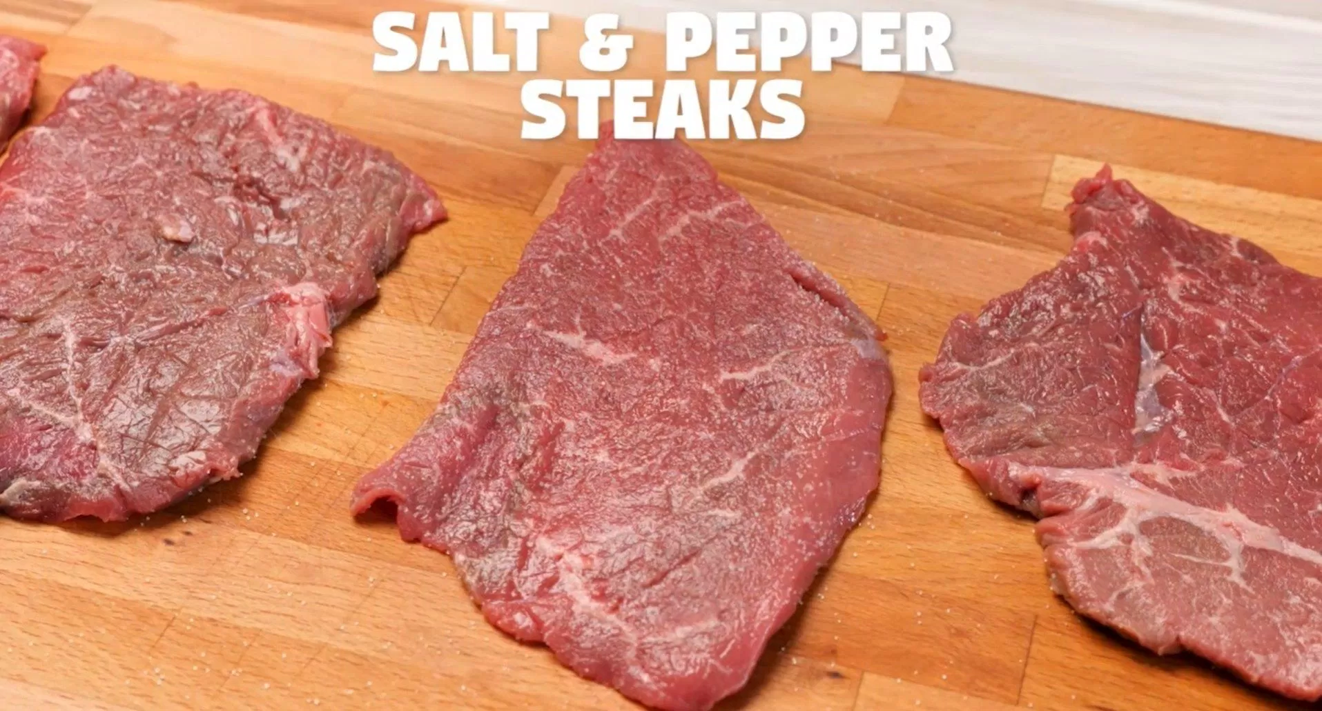 Ướp thịt bò với muối và tiêu cho thấm đều. (Nguồn: recipegirl) Ướp thịt bò với muối và tiêu cho thấm đều. (Nguồn: recipegirl)