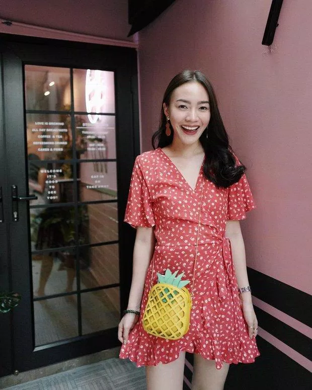 Nếu là fan của phong cách Thái Lan, bạn chắc chắn sẽ chấm ngay kiểu váy hoa dáng ngắn cổ V này (Ảnh: Internet)