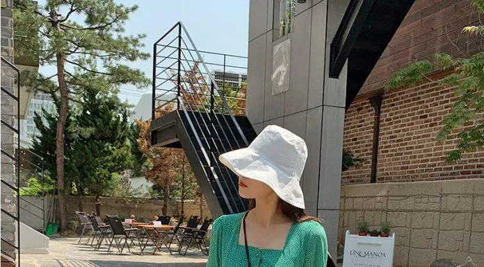 Váy hoa cổ vuông và mũ rộng vành đúng là công thức trên cả hoàn hảo dành cho nàng mùa du lịch (Ảnh: Internet)