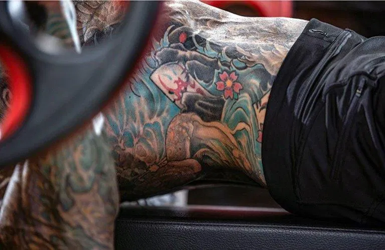 Chú ý vị trí lưng khi nằm đẩy ngực.