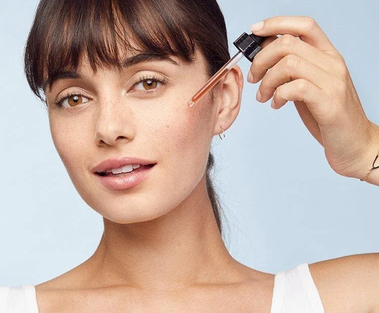 Serum làm sáng da là một bước cần thiết giữ làn da trắng sáng dưới tác động của ánh nắng serum