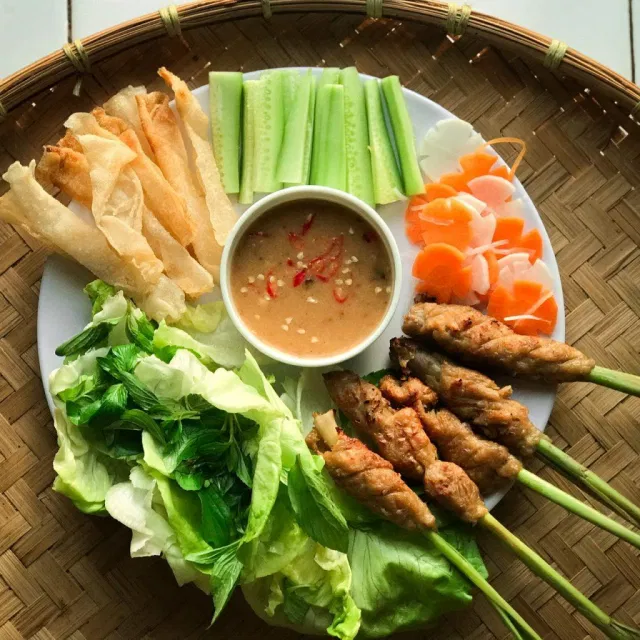 Nem nướng là một đặc sản của người miền Trung và được rất nhiều người yêu thích.