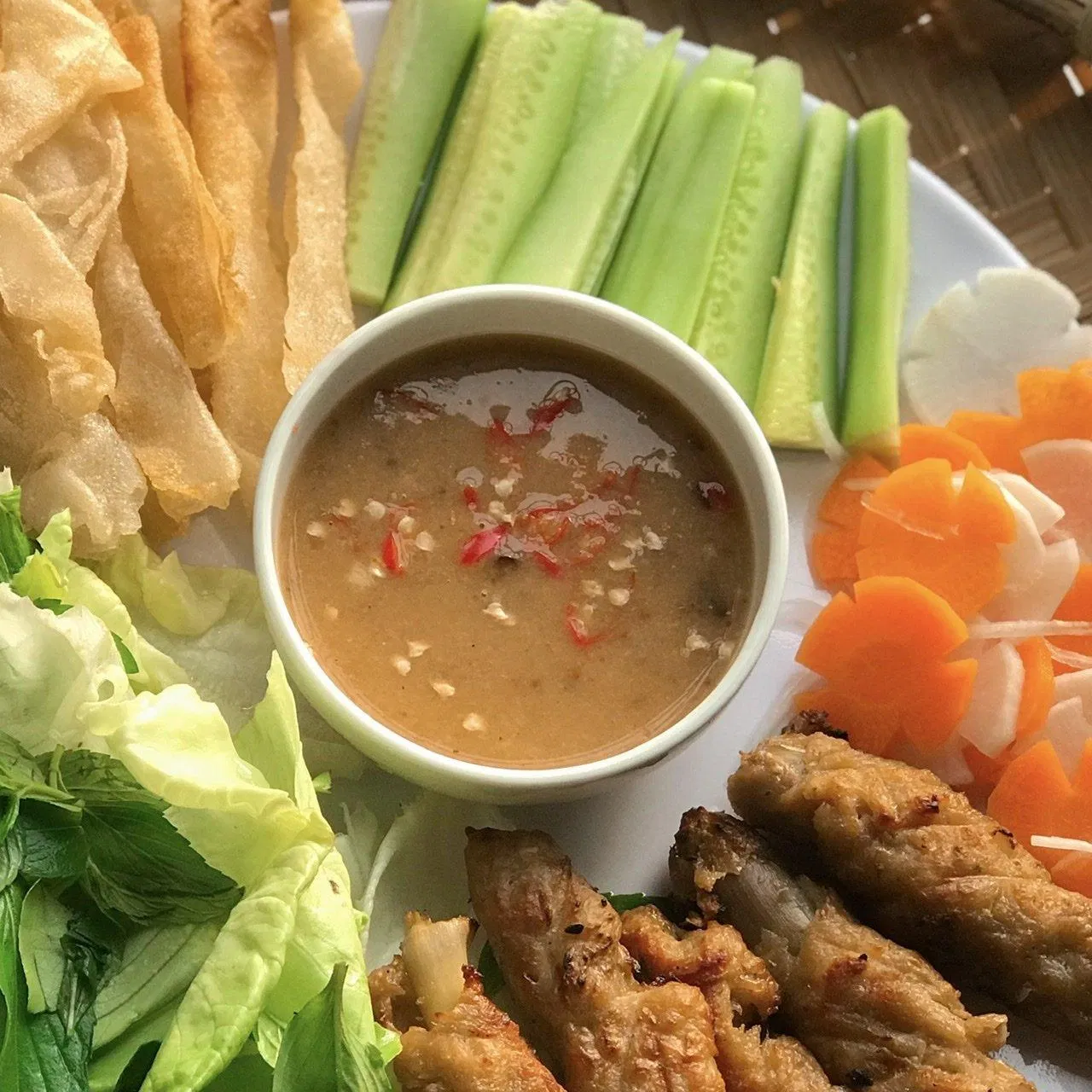 Phần nước chấm có màu nâu bắt mắt, béo vị đậu phộng và cay nồng vị ớt và tỏi Phần nước chấm có màu nâu bắt mắt, béo vị đậu phộng và cay nồng vị ớt và tỏi