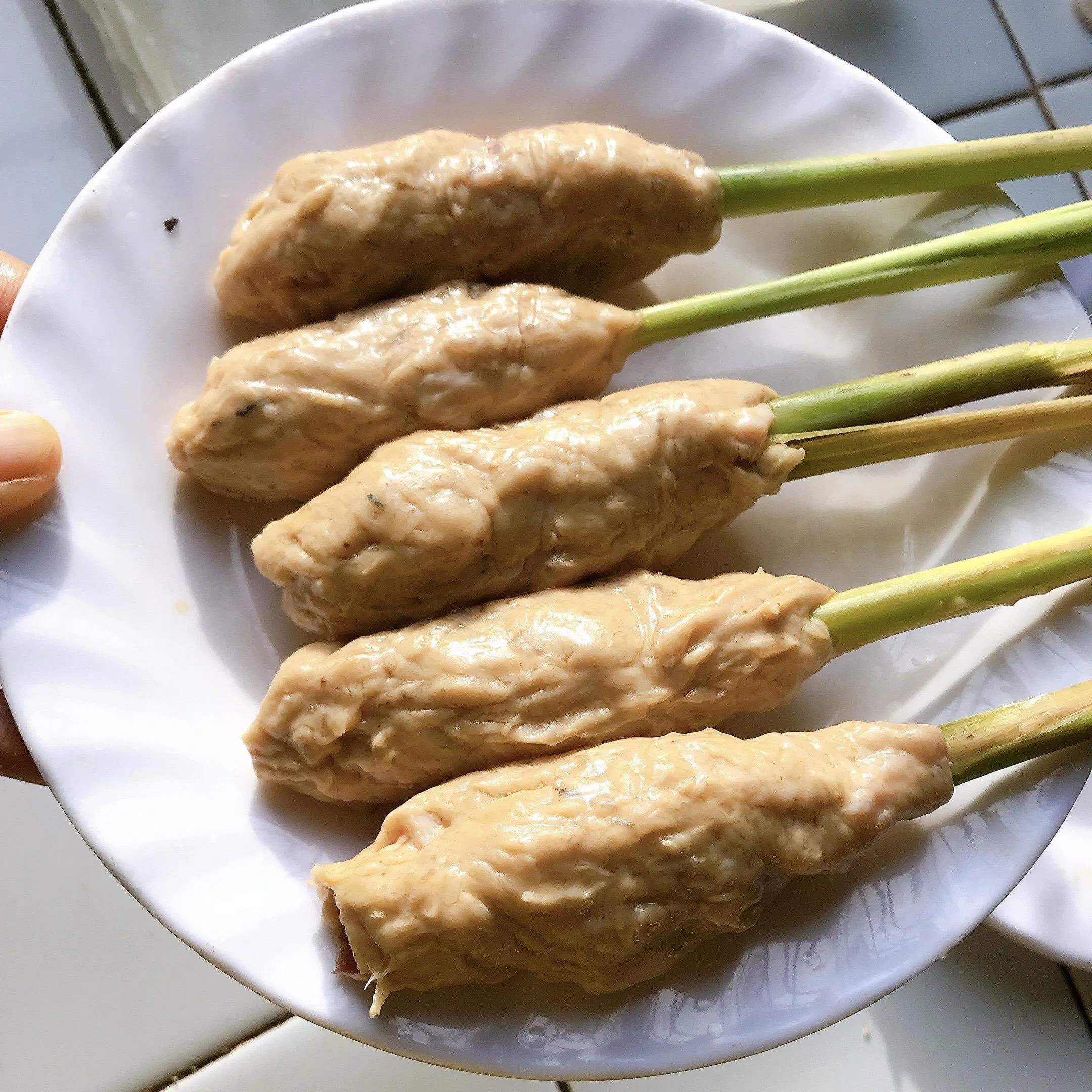 Nặn phần tôm thịt quanh sả cây Nặn phần tôm thịt quanh sả cây