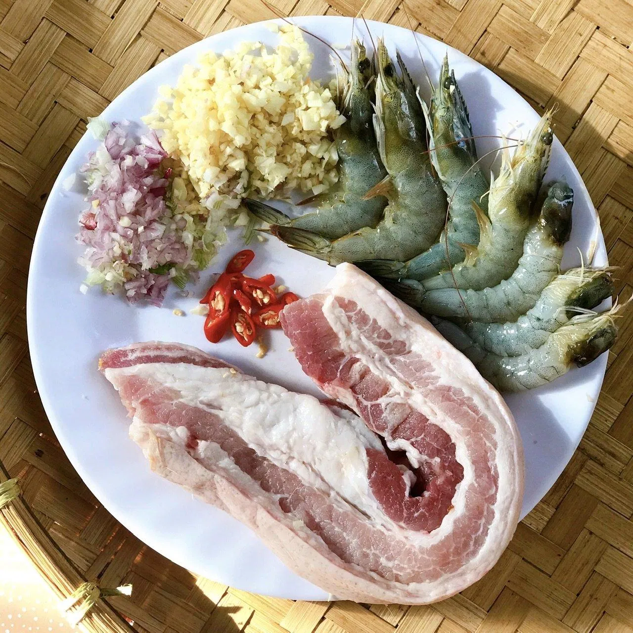 Nguyên liệu chính làm món nem lụi gồm: thịt ba chỉ, tôm, hành tỏi bằm, ớt xắt Nguyên liệu chính làm món nem lụi gồm: thịt ba chỉ, tôm, hành tỏi bằm, ớt xắt