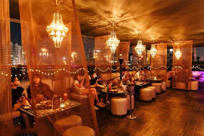 Ánh đèn vàng rực rỡ được trang trí khắp nơi (Nguồn: Facebook Zahrah Coffee Lounge & Rooftop)