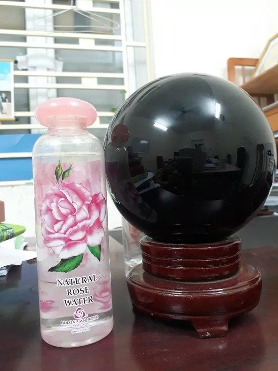Tổng thể chai nước hoa hồng giống hình một cây nấm, ngộ nghĩnh, đáng yêu (ảnh: BlogAnChoi).