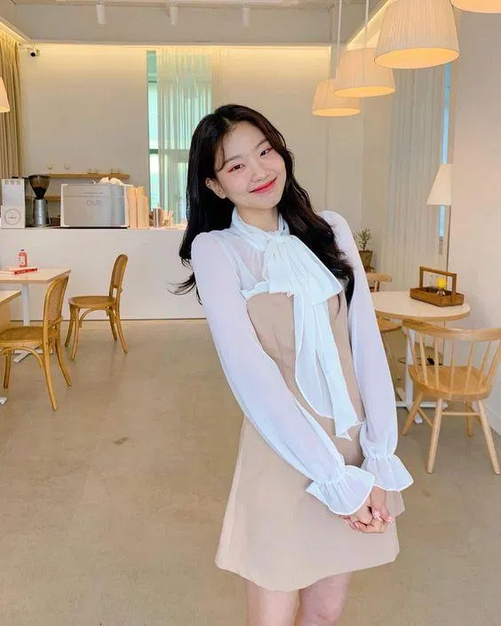 Mix áo voan mỏng cùng yếm basic giúp bạn trở nên nữ tính và dịu dàng (Ảnh: Internet)