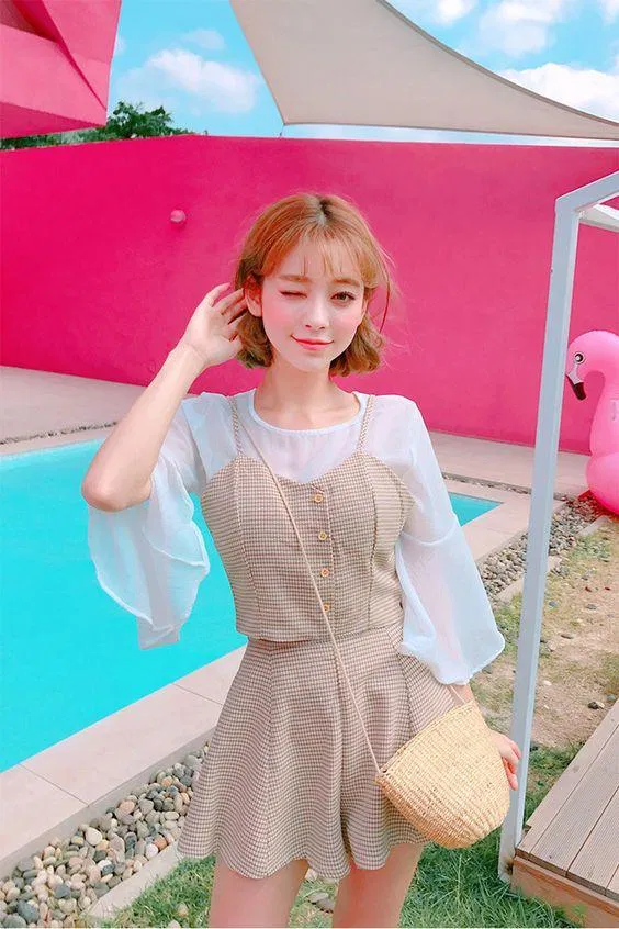 Áo sheer mặc với váy hai dây là công thức mặc đẹp được gái Hàn lăng xê (Ảnh: Internet)