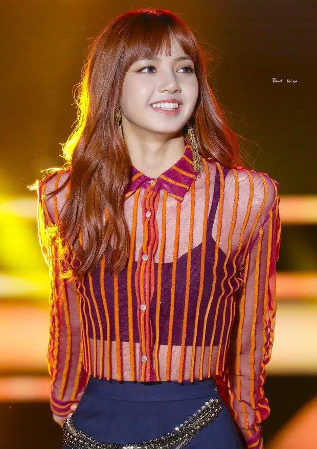 Một trong những dạng áo lót thích hợp nhất để mang cùng áo voan mỏng chính là áo croptop (Ảnh: Internet)