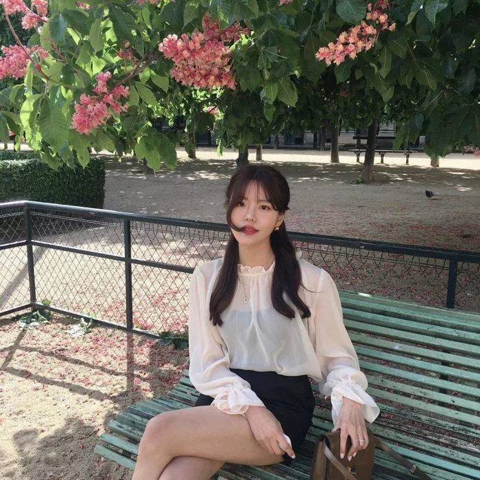 Phối áo voan mỏng cùng chân váy ngắn trùng tông màu sẽ giúp ngoại hình bạn vừa kín đáo vừa duyên dáng (Ảnh: Internet)