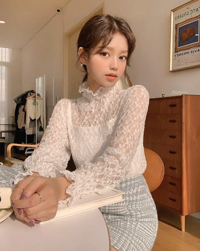 Kết hợp kiểu áo voan mỏng cùng chân váy ngắn giúp bạn thêm phần phong cách (Ảnh: Internet)